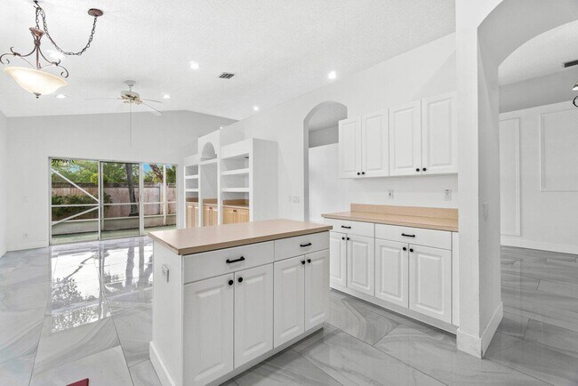 Building Photo - 7589 Colony Lake Dr