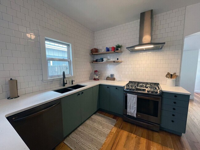 Building Photo - STUNNING Updated Bungalow Home in the West Highlands- Available 8/5!