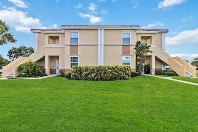 Building Photo - 2/2 condo available now at the Villagio for annual lease