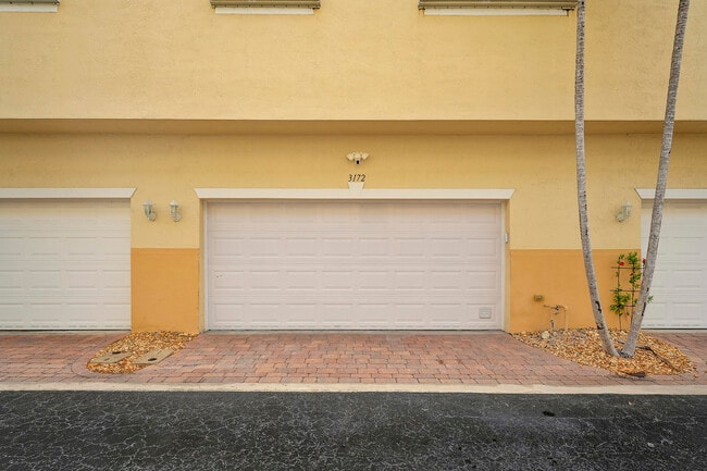 Building Photo - 3172 N Greenleaf Cir