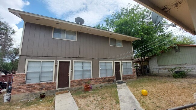 Building Photo - 501/503 Southtrail Dr