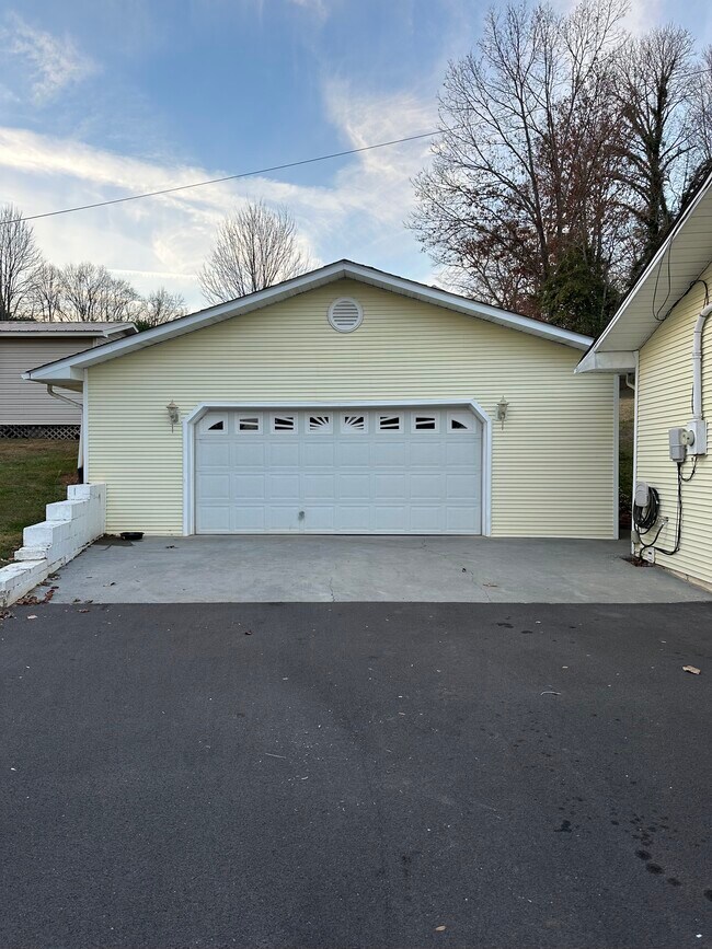 Building Photo - 111 East Dr