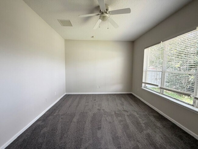Building Photo - Spacious and well-appointed 4-bedroom, 3.5...