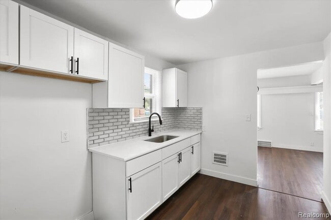 Building Photo - 15829 Minock St