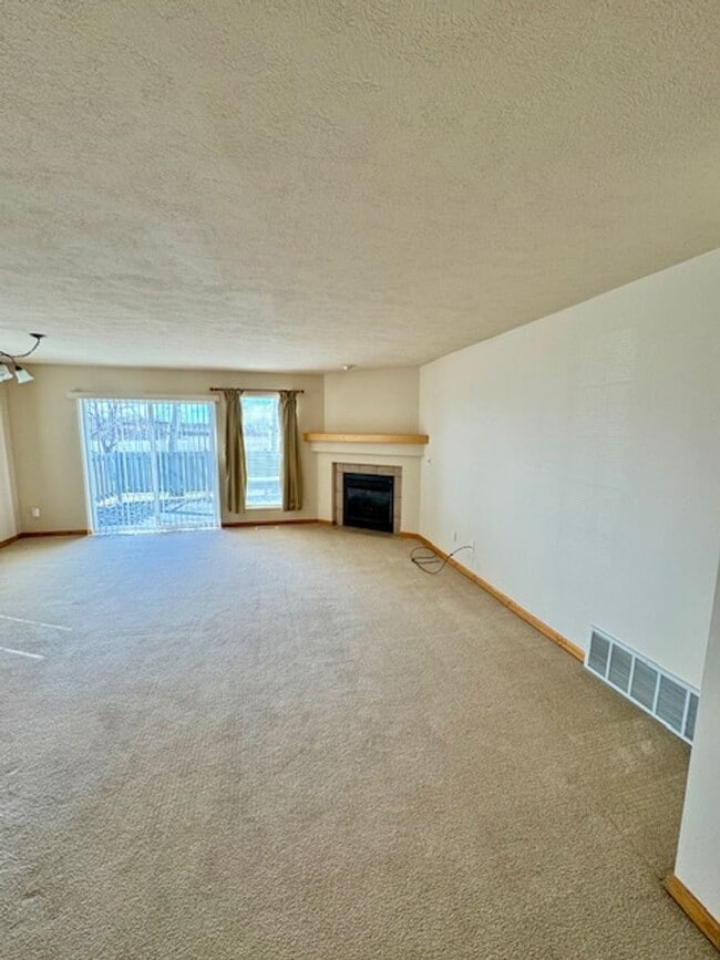 Building Photo - 2 Bedroom, 2 Bathroom Townhouse