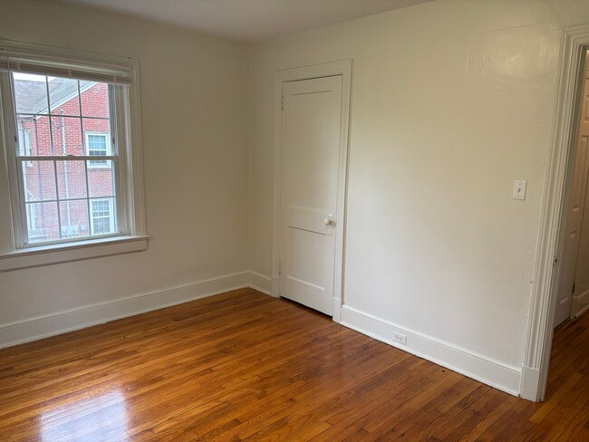 Building Photo - Spacious Townhouse Near Duke and Broad St / Fenced Yd