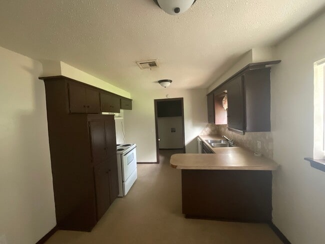 Building Photo - Spacious 4 bed, 1.5 bath