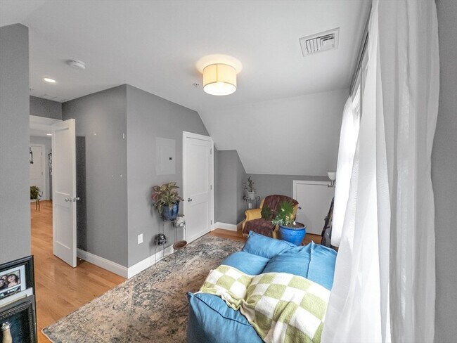 Building Photo - 19 Iona St