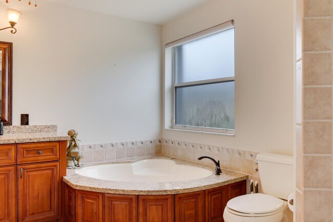 Building Photo - 2070 Chagall Cir