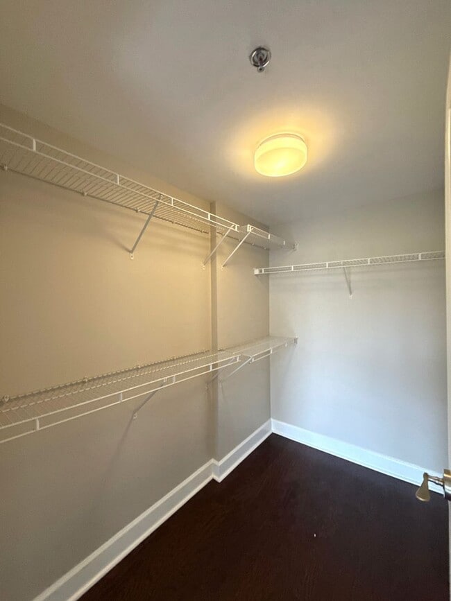 Building Photo - Great Dilworth condo!