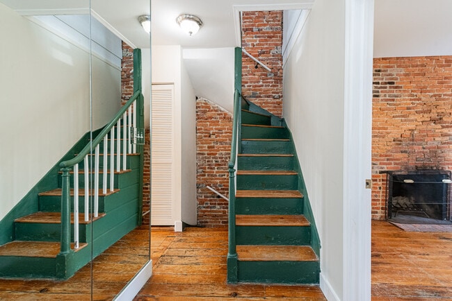 Building Photo - 3 Bedroom with Fenced in rear yard