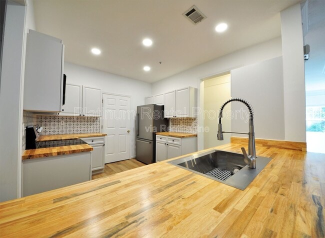 Building Photo - 1032 Whitshire Way