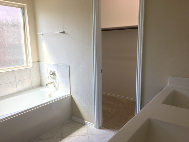 Building Photo - House for Lease in Heartland Area!