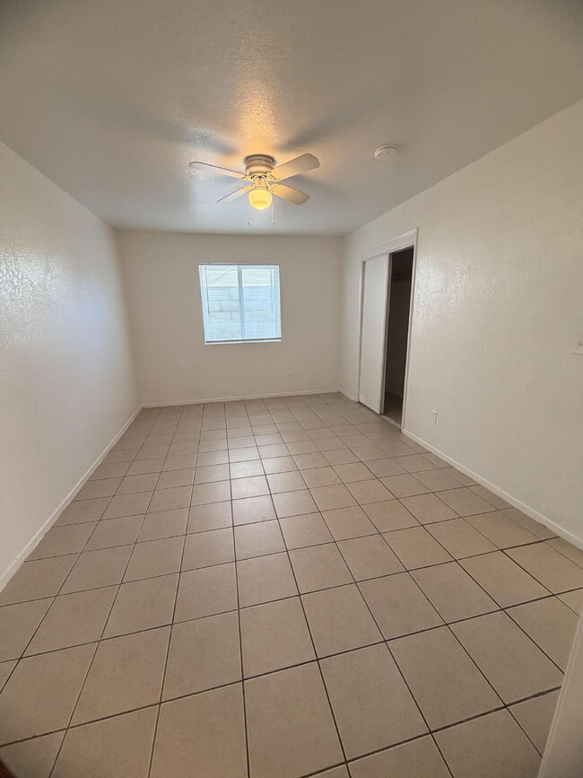 Building Photo - Spacious 3 Bed / 1 Bath Apartment with Open Layout & In-Unit Laundry