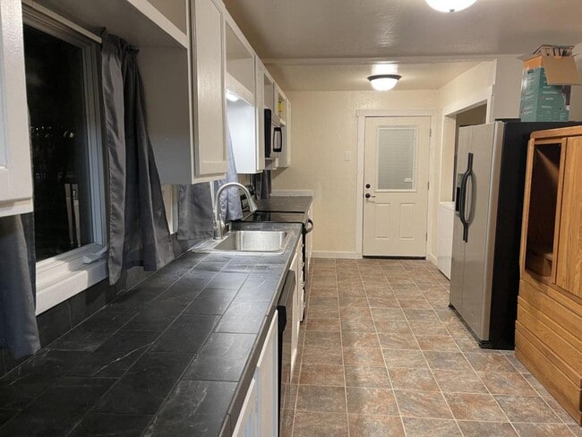 Building Photo - 253 C St