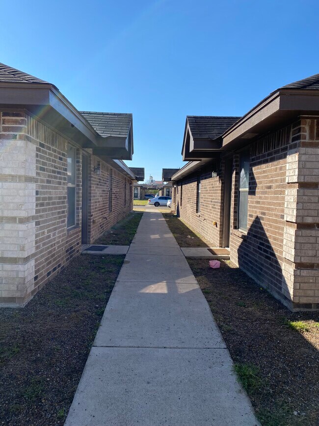 Walkway - 302 W Amy Dr