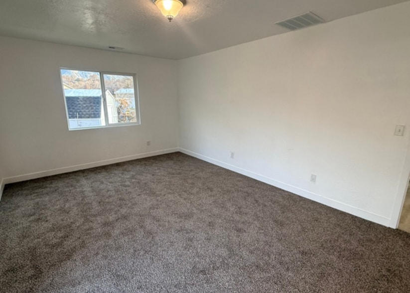 Master Bedroom - 886 Wood St