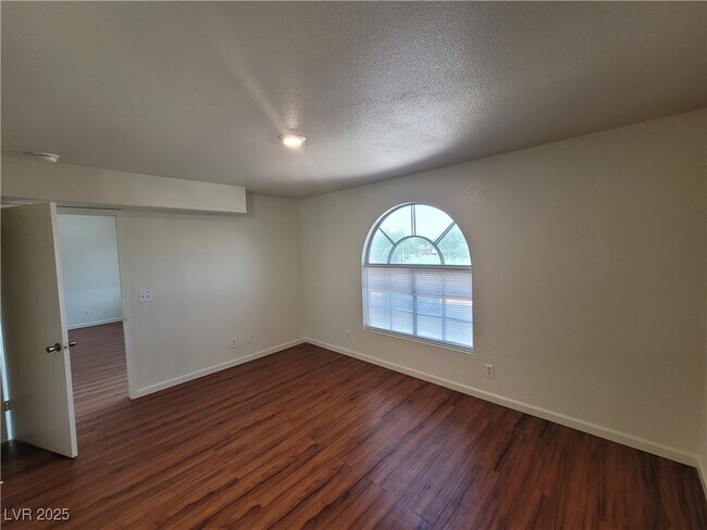Building Photo - 3125 N Buffalo Dr