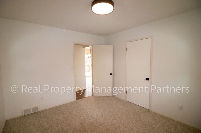 Building Photo - Fully Renovated 5 Bed, 2 Bath Home Near Breton Village