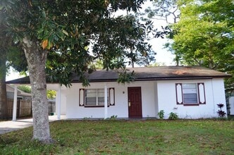 Building Photo - Cute 2/1 House in Casselberry with Updated Flooring