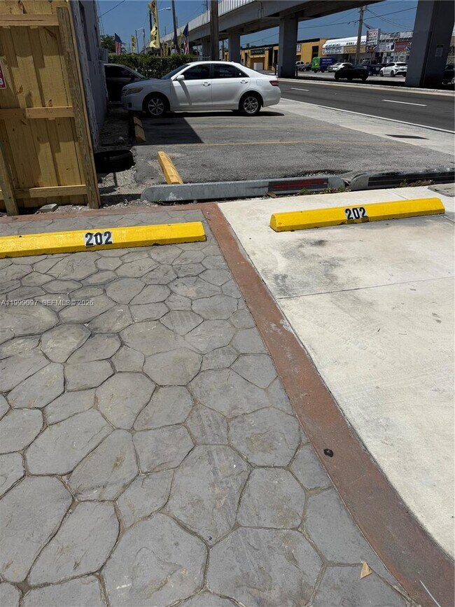 Building Photo - 128 W 21st St