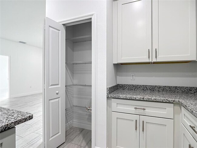 Building Photo - 5736 N Claremont Dr