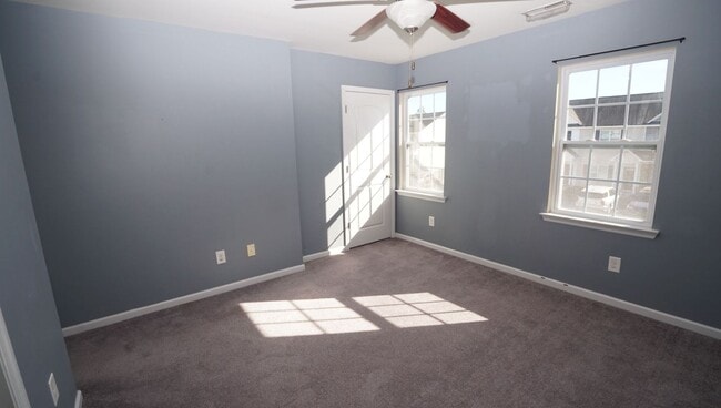 Building Photo - Two Bedroom Two and half Bathrooms Townhome!