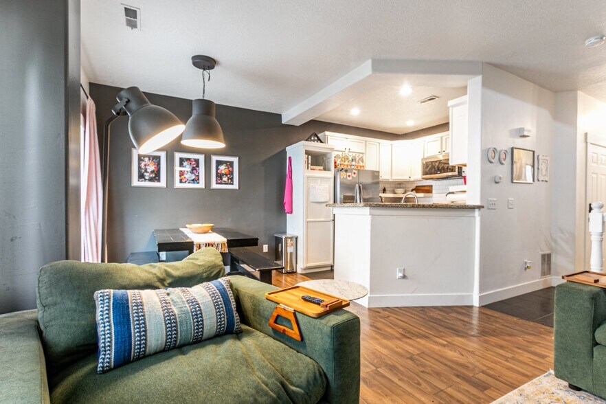 Building Photo - 14073 Chardonnay Way