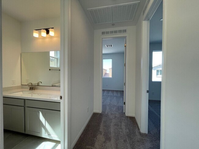 Building Photo - 3 BED 2.5 BATH 2 CAR GARAGE TOWNHOME FOR RENT IN CADENCE MASTER PLANNED COMMUNITY