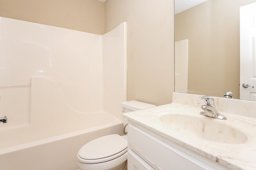 Building Photo - 906 Lakeside Ct