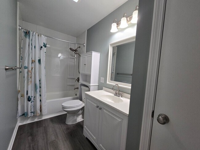 Building Photo - Just Minutes to the USCG Base Like New 3 Bed, 2 Bath Ranch