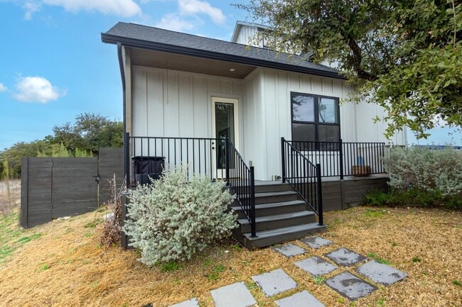 Building Photo - 2802 Lawrence Dr