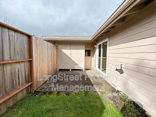 Building Photo - 324 NE Conifer Blvd