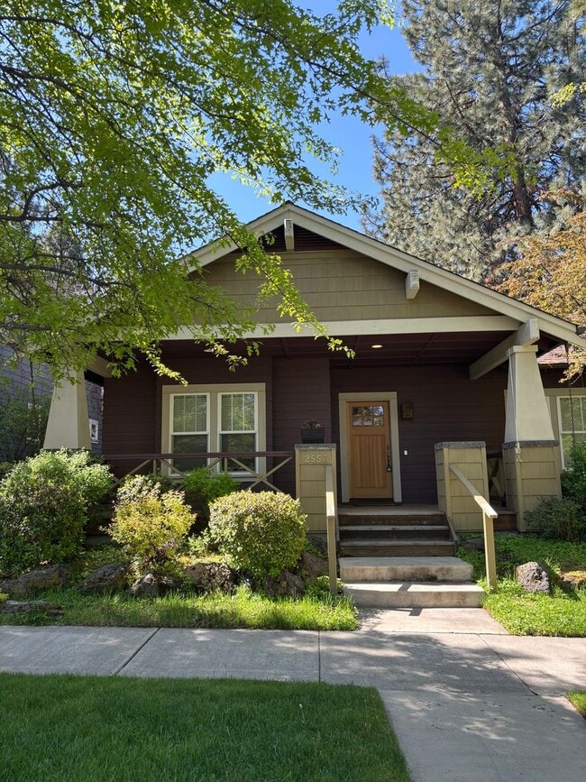 Building Photo - 3 Bed 2 Bath Single level - Fenced Yard-No...
