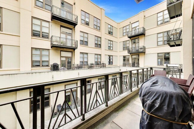 Building Photo - 758 N Larrabee St