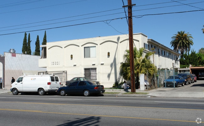 Building Photo - 13631 Vanowen St