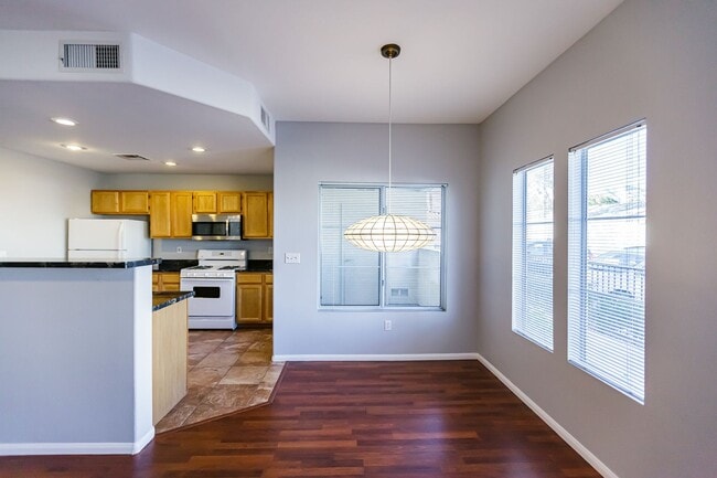 Building Photo - Downstairs condo located in Summerlin