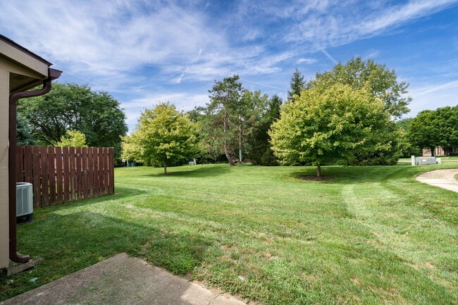 Building Photo - 652 Hidden Valley Ct