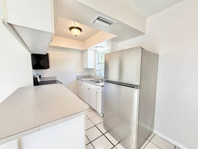 Building Photo - ** BONITA SPRINGS ** 2 BED / 1 BATH ** PET...