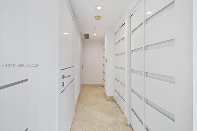 Building Photo - 1800 N Bayshore Dr