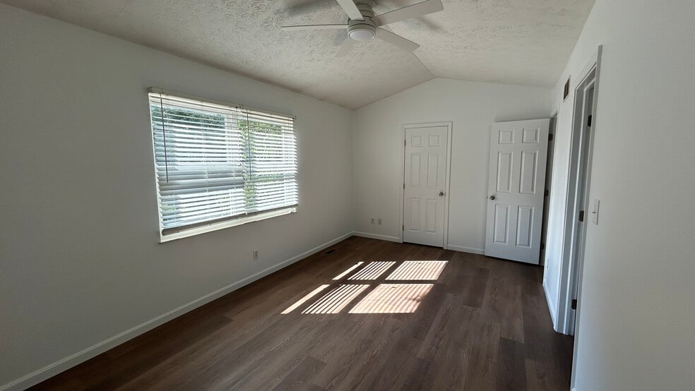 largest bedroom - 4765 Drayton Rd