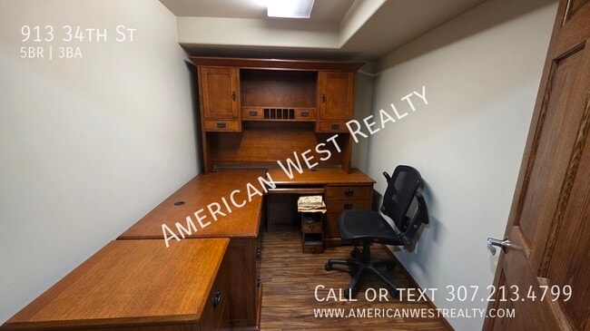 Building Photo - 913 34th St