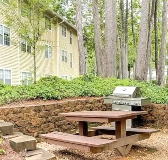Grill areas throughout community - 6824 Glenridge Dr
