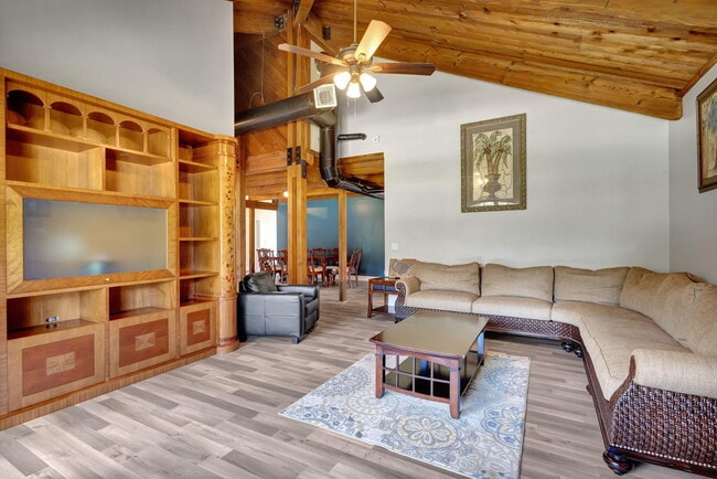 Building Photo - 18301 Murray Ln