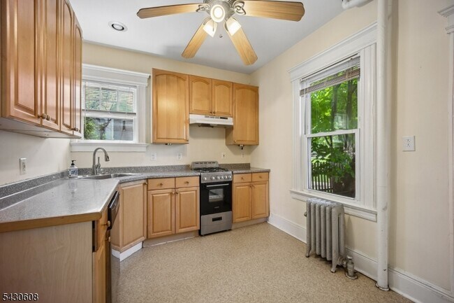 Building Photo - 76 Montague Pl