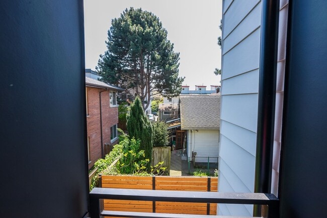 Building Photo - New Modern Ballard Townhouse | 3BR/2BA | Private Patio & Backyard