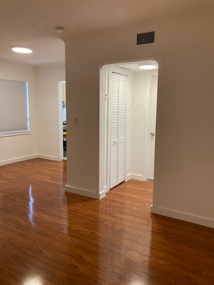 Building Photo - 2101 Bay Dr