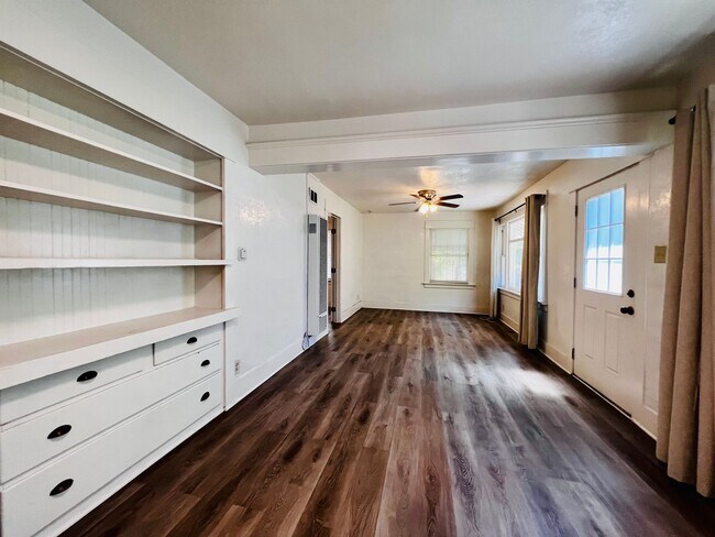 Building Photo - Spacious Cute one bedroom a block from the beach