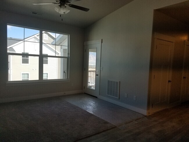 Building Photo - Beautiful Spacious Condo