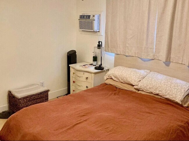 Building Photo - North Park Condo Steps to Adams Ave Normal Heights!